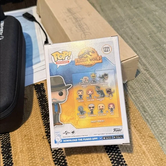 Funko Dr. Alan Grant Vinyl Figure with Brown Hat and Blue Shirt - Picture 3 of 3